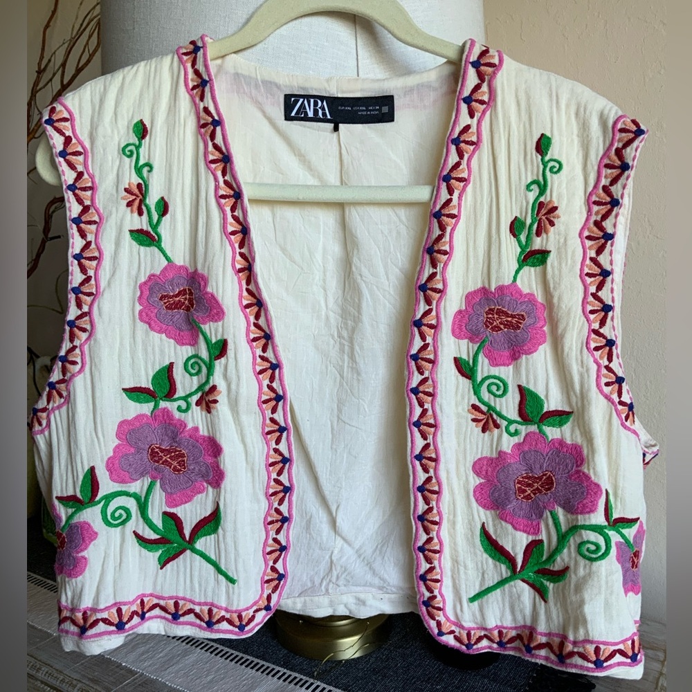 Zara Floral Embroidered Crop Top - Cream and Pink